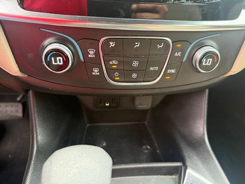 Used 2023 Chevrolet Traverse LS FWD image 14