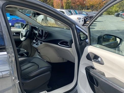 Used 2023 Chrysler Pacifica Touring-L image 29