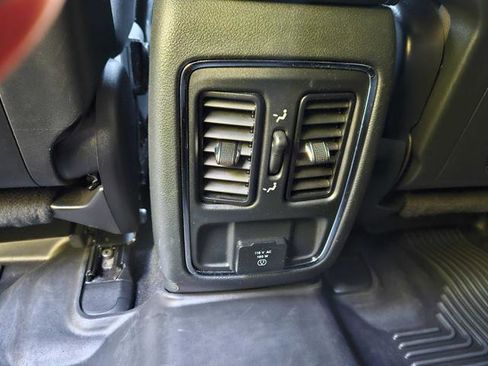 Used 2020 Jeep Grand Cherokee Laredo image 25