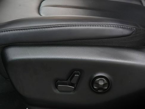 Used 2025 Chrysler Pacifica Select image 19