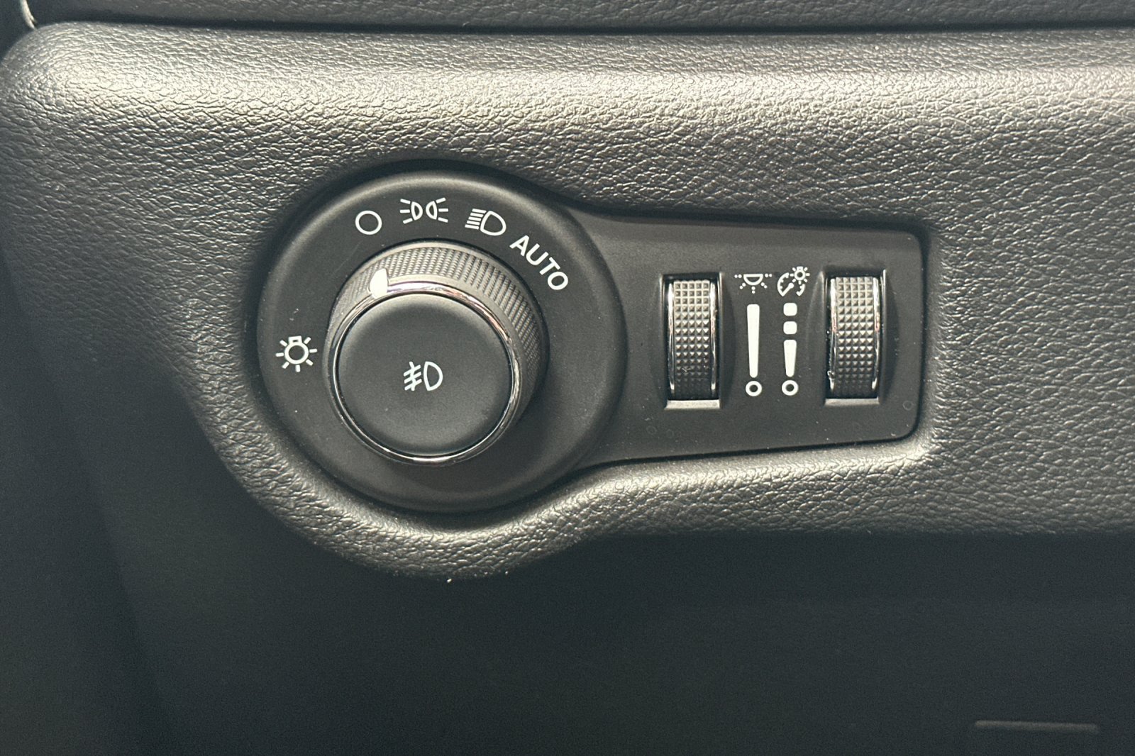 Used 2025 Chrysler Pacifica Limited FWD image 36