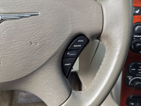 Used 2007 Chrysler Town & Country Limited image 22