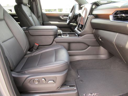 Used 2025 GMC Yukon XL Denali AWD/4WD image 11