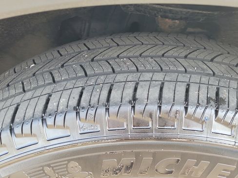 Used 2021 Ford Explorer XLT w/ Equipment Group 202A AWD/4WD image 13