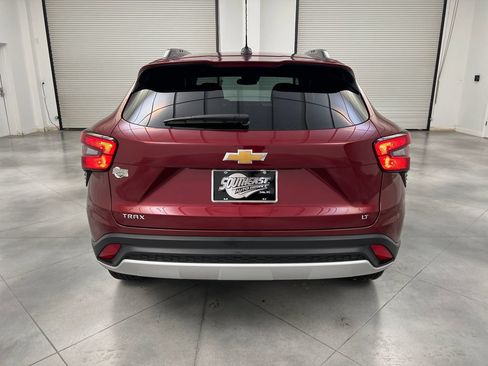 Used 2025 Chevrolet Trax LT w/ LT Convenience Package FWD image 8