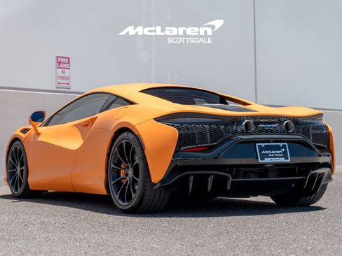 Used 2023 McLaren Artura RWD image 5