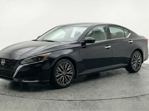 Used 2025 Nissan Altima 2.5 SV FWD image 3