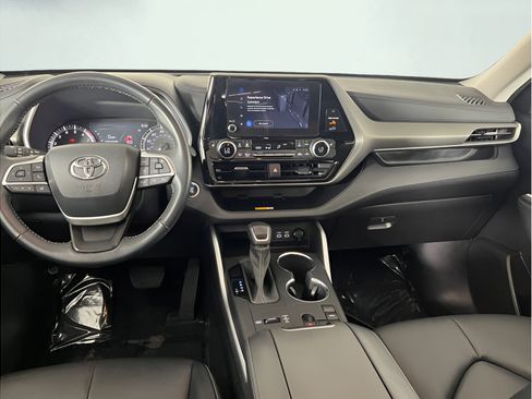 Used 2023 Toyota Highlander XLE FWD image 25