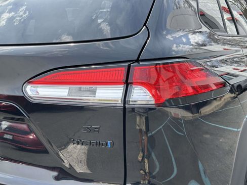 Used 2024 Toyota Corolla Cross SE image 12