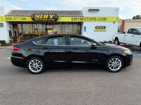 Used 2019 Ford Fusion SE image 2