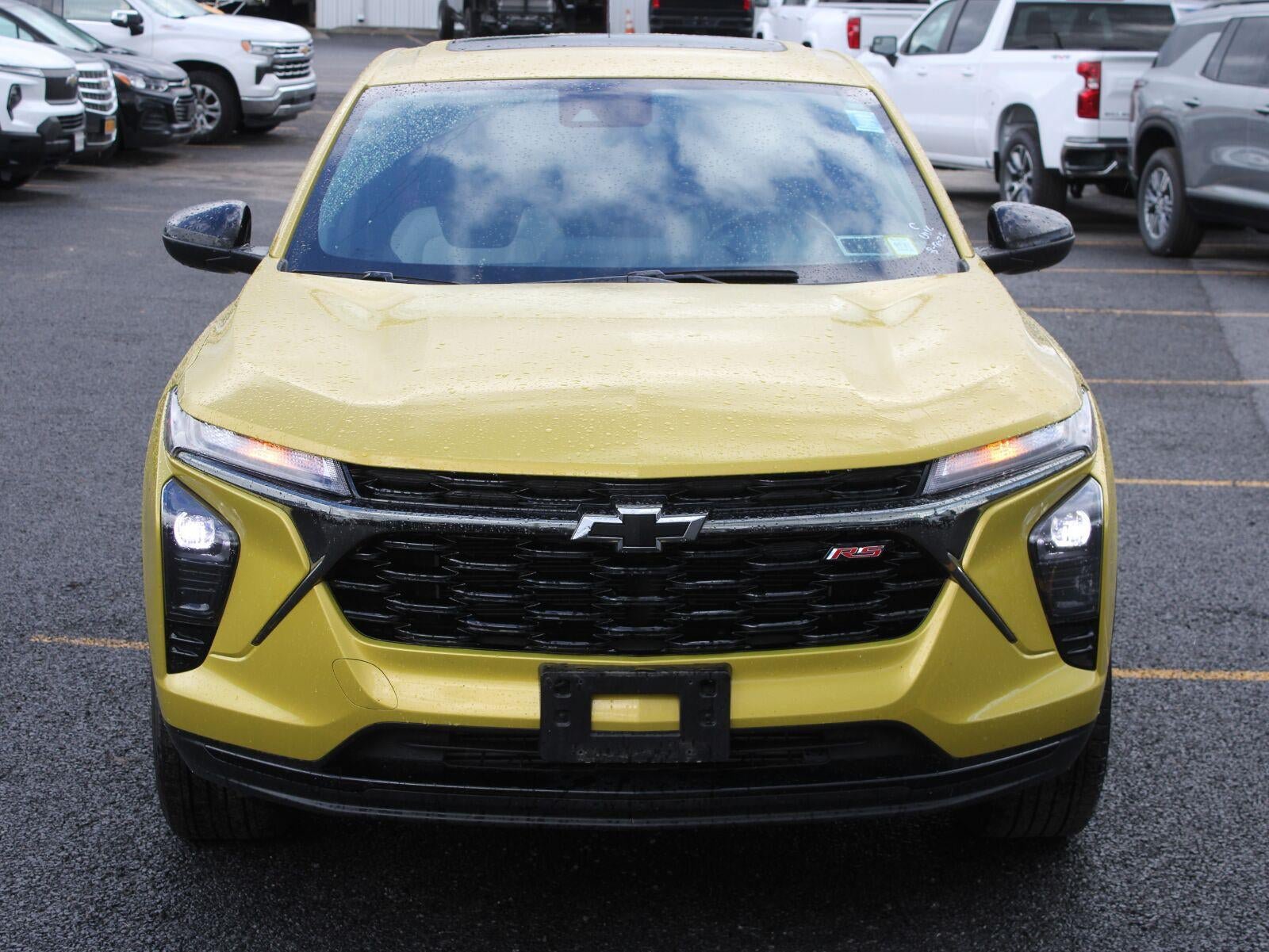 Used 2024 Chevrolet Trax RS w/ Sunroof Package FWD image 2