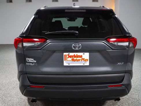 Used 2021 Toyota RAV4 XLE Premium image 8