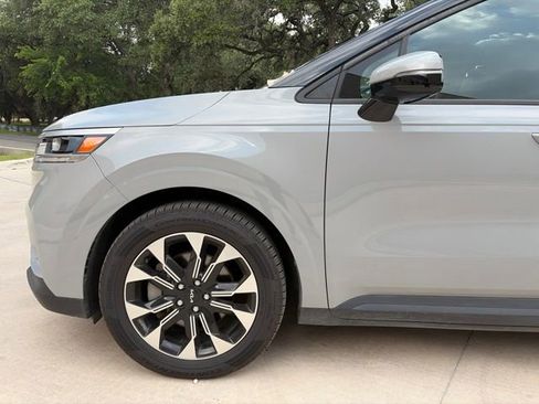 Used 2022 Kia Carnival EX FWD image 3