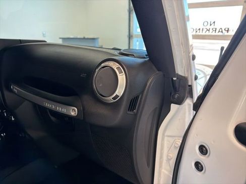 Used 2017 Jeep Wrangler Sahara image 22