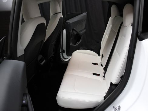 Used 2022 Tesla Model Y Long Range image 13