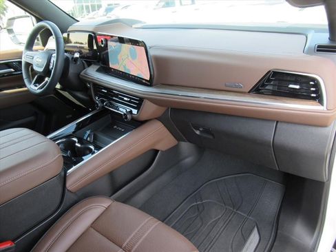 Certified 2025 Chevrolet Suburban High Country image 12