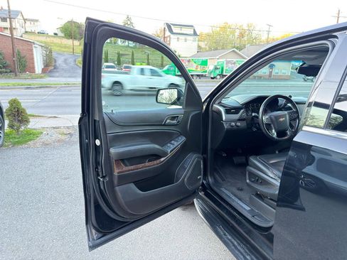 Used 2019 Chevrolet Suburban LT image 10