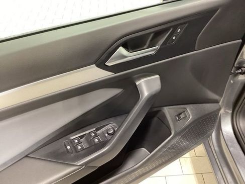 Used 2025 Volkswagen Jetta SE w/ Sunroof Package image 18