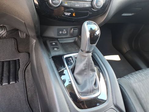 Used 2020 Nissan Rogue SV w/ Premium Package FWD image 11