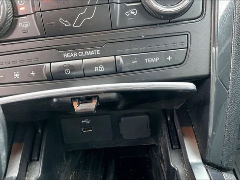 Used 2018 Ford Explorer XLT FWD image 33