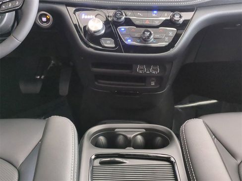New 2024 Chrysler Pacifica Select w/ Uconnect Theater Family Group image 20