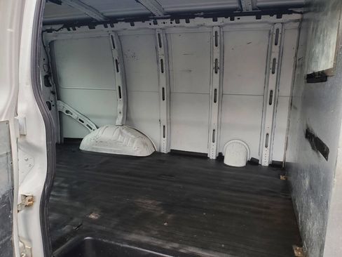 Used 2018 Chevrolet Express 2500 w/ Driver Convenience Package image 12