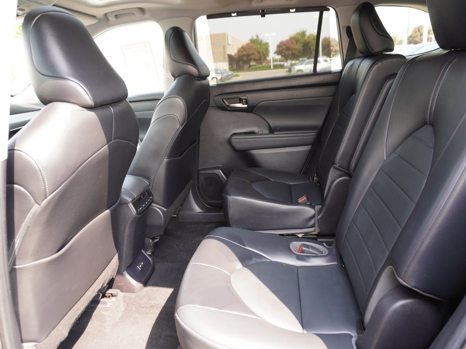 Used 2022 Toyota Highlander XLE FWD image 15