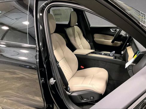 New 2027 Volvo XC60 B5 Plus AWD/4WD image 11