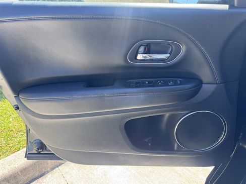 Used 2021 Honda HR-V EX-L image 13