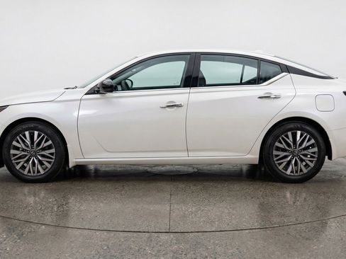 Used 2025 Nissan Altima 2.5 SV FWD image 5