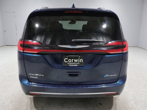 Used 2021 Chrysler Pacifica Touring-L FWD image 3