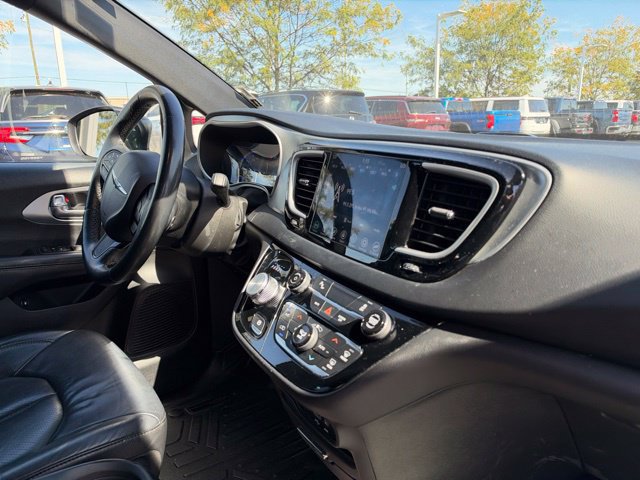 Used 2020 Chrysler Pacifica Touring-L w/ S Appearance Package FWD image 36
