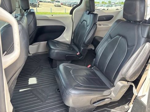 Used 2018 Chrysler Pacifica Touring-L FWD image 27