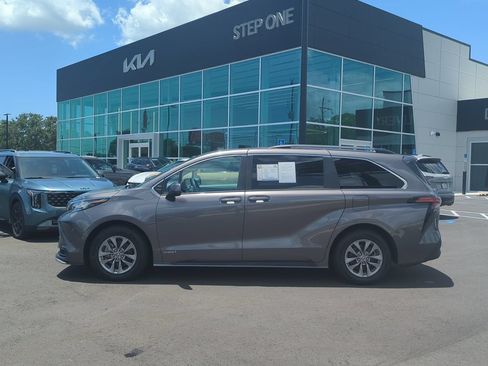 Used 2021 Toyota Sienna LE w/ LE Plus Package FWD image 4