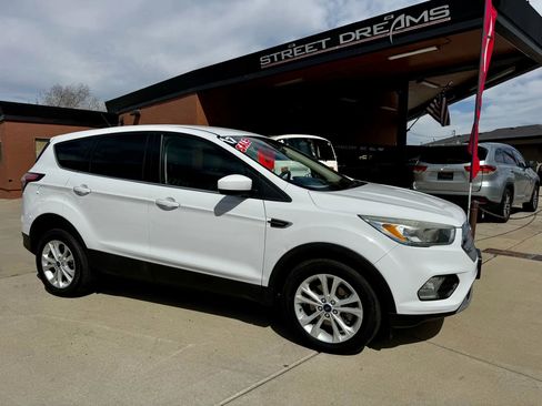 Used 2017 Ford Escape SE image 1
