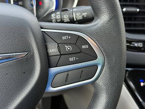 Used 2017 Chrysler Pacifica LX FWD image 16