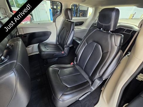 Used 2023 Chrysler Pacifica Touring-L FWD image 9