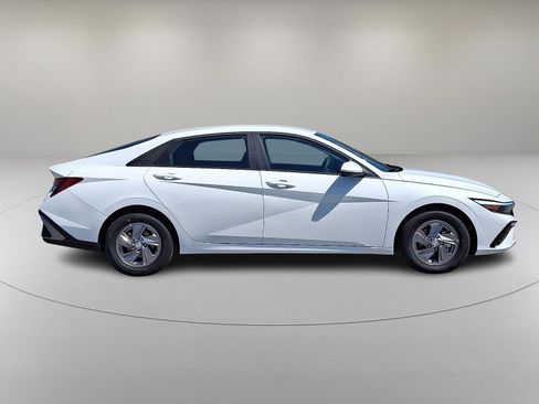 New 2025 Hyundai Elantra SE image 8