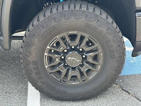 Used 2025 Chevrolet Silverado 2500 ZR2 w/ Technology Package AWD/4WD image 10