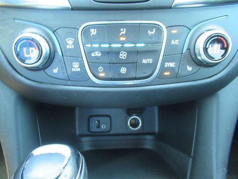 Used 2018 Chevrolet Equinox LT FWD image 26