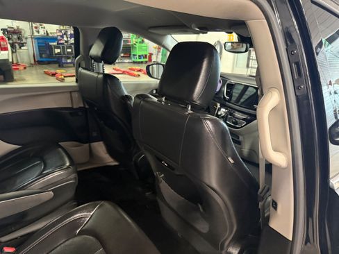 Used 2022 Chrysler Pacifica Touring-L image 14