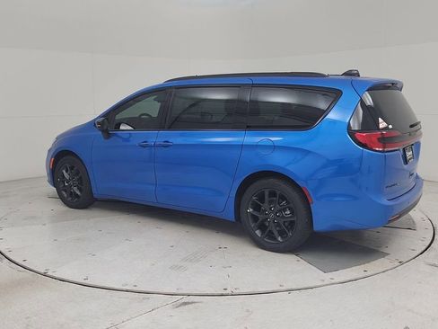 New 2026 Chrysler Pacifica Select image 10