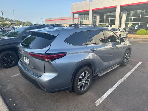 Used 2021 Toyota Highlander XLE FWD image 2