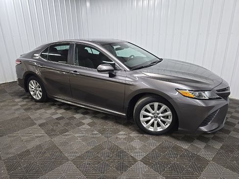 Used 2020 Toyota Camry SE image 1
