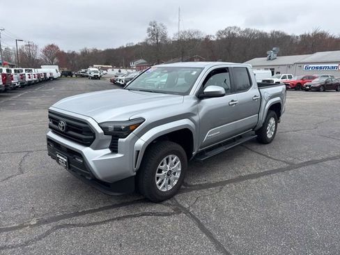 Used 2025 Toyota Tacoma SR5 w/ SR5 Upgrade Package AWD/4WD image 4