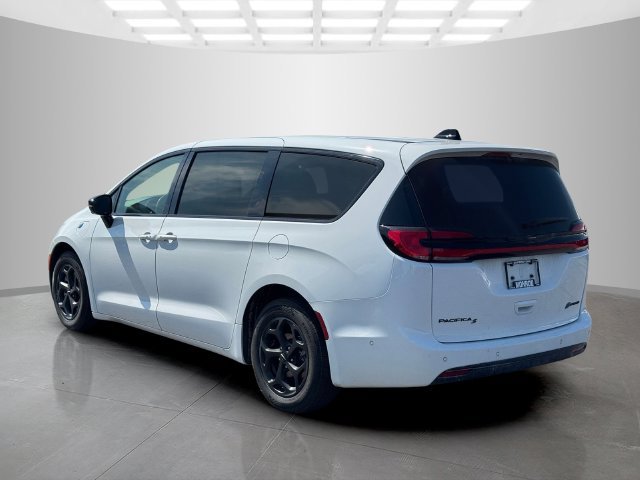 Certified 2024 Chrysler Pacifica Limited FWD image 4