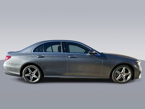 Used 2017 Mercedes-Benz E 300 4MATIC image 2