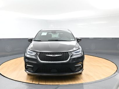 Used 2025 Chrysler Pacifica Select