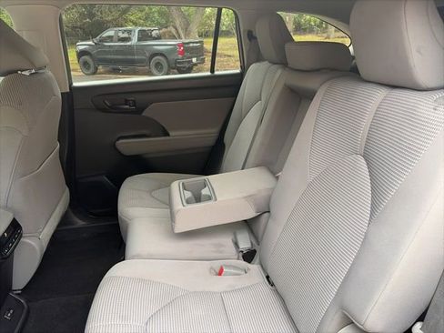 Used 2023 Toyota Highlander LE FWD image 7