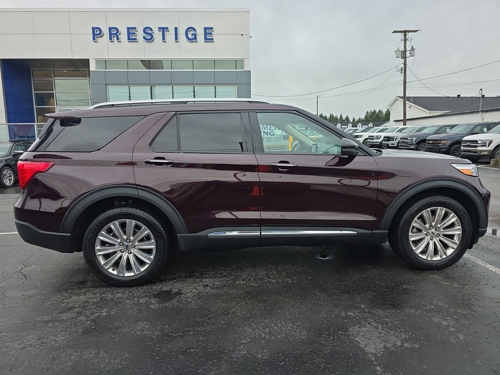 Used 2022 Ford Explorer Limited w/ Limited Technology Package AWD/4WD image 2